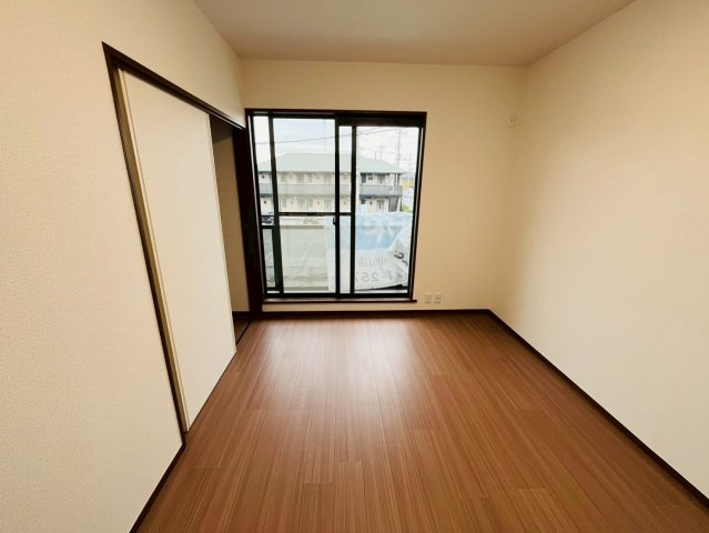 小山市花垣町　リフォーム物件の洋室|〇2階洋室　6帖〇
6帖の洋室！バルコニーに繋がるお部屋です♪
2025年10月撮影