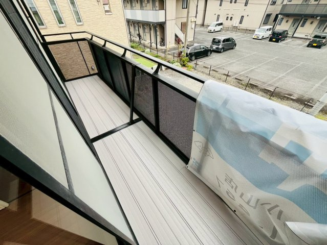 小山市花垣町　リフォーム物件のバルコニー|〇バルコニー〇
２居室から出入りできるので、お布団を干す際にもとても便利です♪
2025年10月撮影