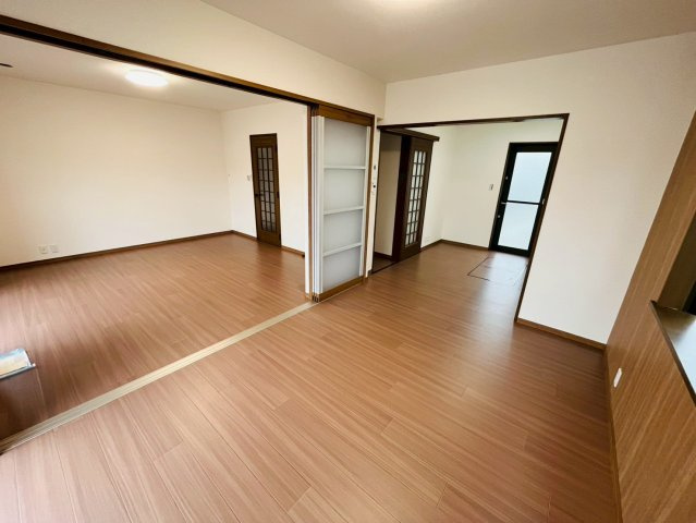 小山市花垣町　リフォーム物件の居間・リビング|〇リビング〇
10.5帖のLDK♪8帖の洋室と間続きになっているので広々使っていただくこともできます♪
2025年10月撮影