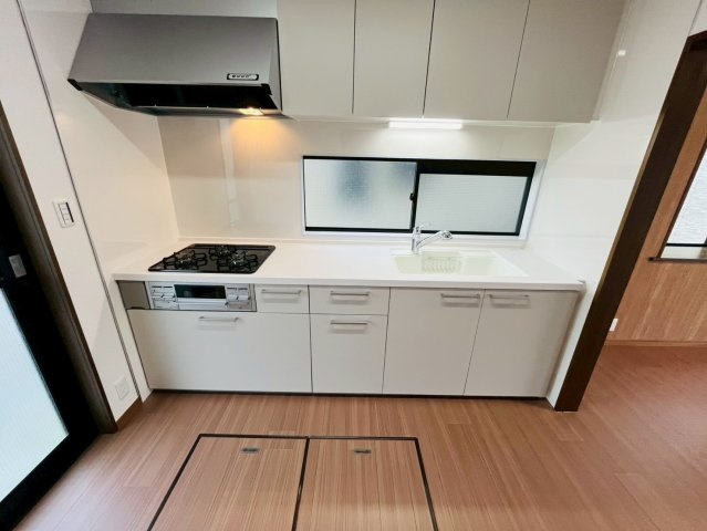 小山市花垣町　リフォーム物件のキッチン|〇キッチン〇
リフォーム済みシステムキッチン♪窓付きで手元は明るく（＾＾）収納豊富なのも嬉しいポイントです♪
2025年10月撮影