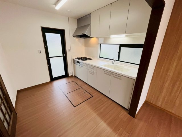 小山市花垣町　リフォーム物件のキッチン|〇キッチン〇
明るいキッチン♪勝手口があるので、買い物帰りやゴミ出しの際に便利です（＾＾）
2025年10月撮影