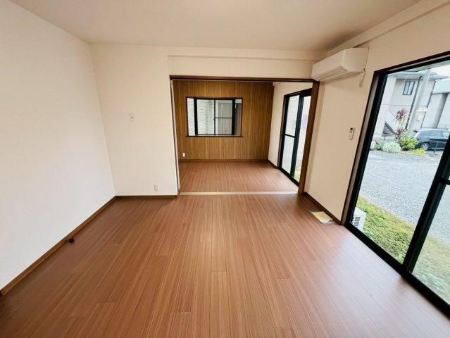 小山市花垣町　リフォーム物件の洋室|〇洋室　8帖〇
８帖の洋室。ダイニング通さず行けるので急な来客でも安心です♪
2025年10月撮影