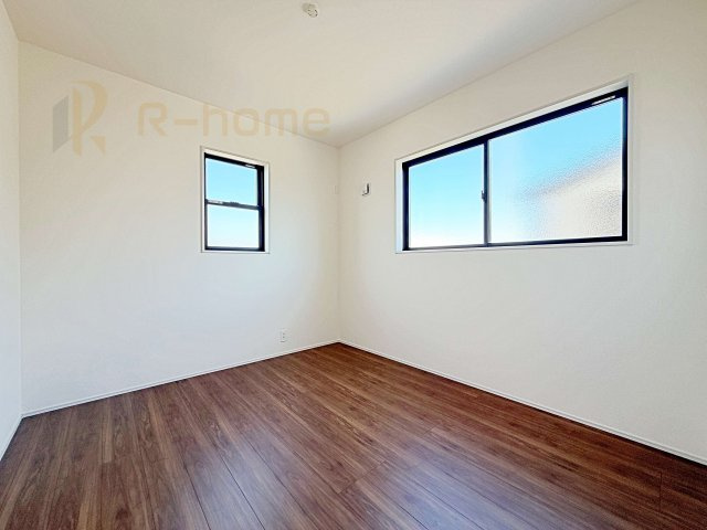 ひたちなか市稲田10期　新築戸建て　4号棟の洋室|2面窓の風通しの良い洋室です♪差し込む暖かな陽当たりで、室内がくつろげる空間に早変わりです♪