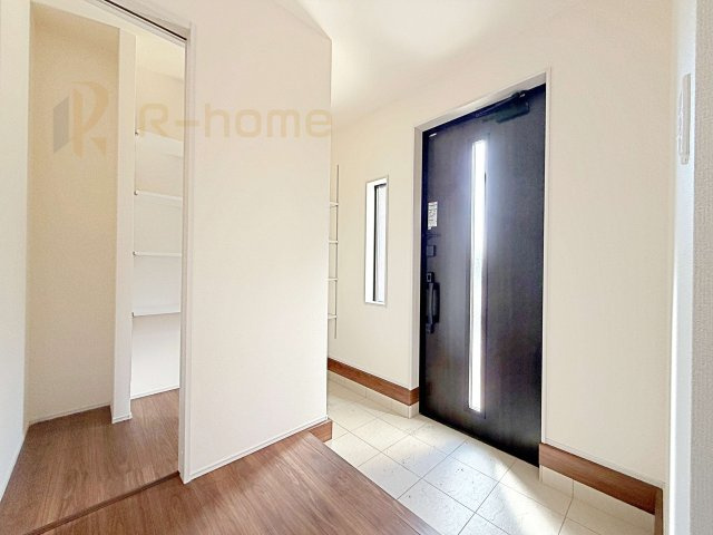 ひたちなか市稲田10期　新築戸建て　4号棟の玄関|気持ちよくご家族やゲストを送迎できる穏やかな雰囲気の玄関♪たっぷり収納できるシューズクローゼット！