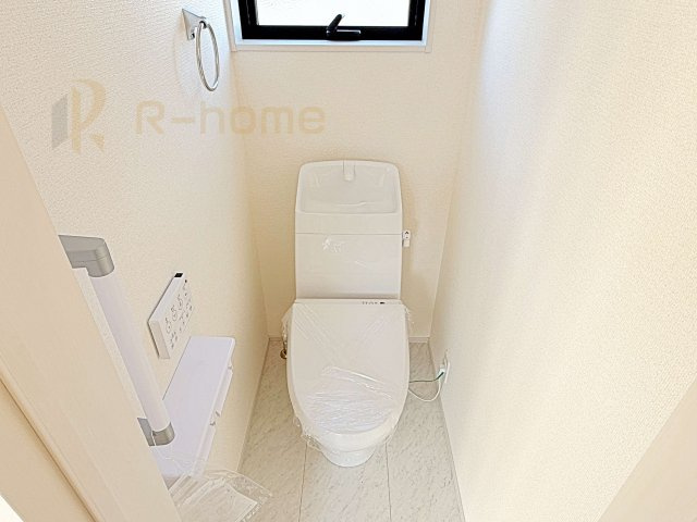 ひたちなか市稲田10期　新築戸建て　4号棟のトイレ|温水洗浄便座付きのトイレ。
トイレが２ヵ所設置で朝の忙しい時間でも安心です。