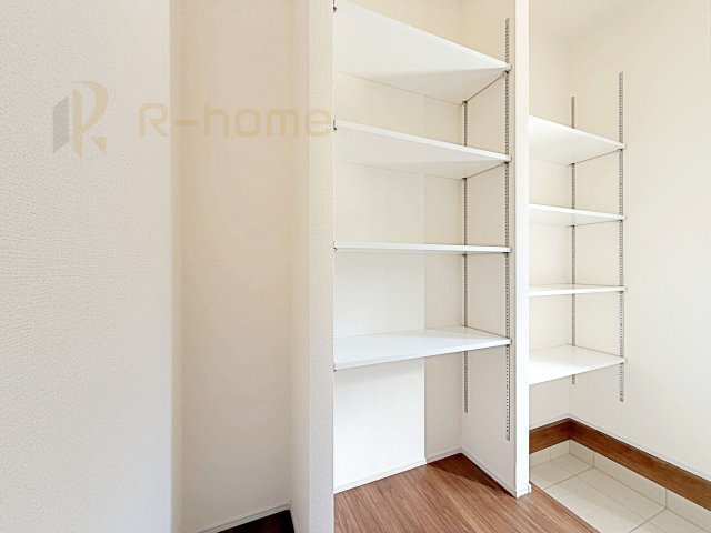 ひたちなか市稲田10期　新築戸建て　4号棟の玄関|大容量のシューズクローゼットで玄関周りスッキリ！整理しやすい可動棚付き♪