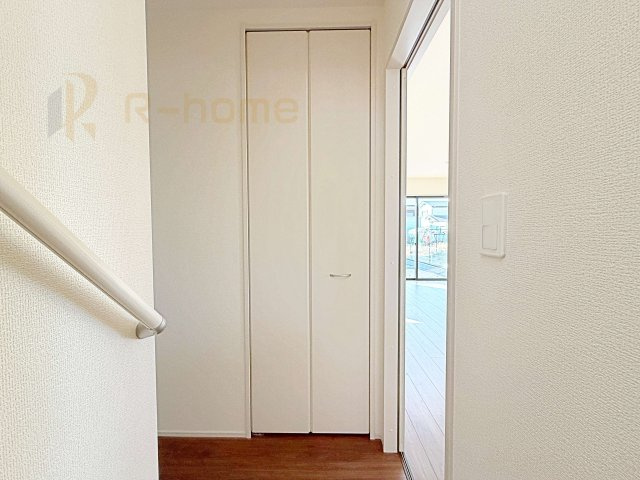 ひたちなか市稲田10期　新築戸建て　4号棟の収納|掃除機などの収納に便利なホール収納！
