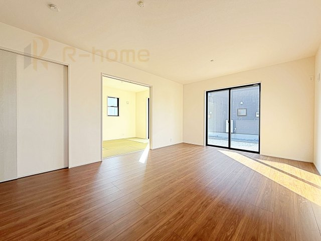 ひたちなか市稲田10期　新築戸建て　4号棟の居間・リビング|リビングには開口部を可能な限り多く設けました。人が集まる場所なので開放感が必要な場所だと思います。