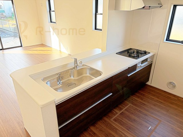 ひたちなか市稲田10期　新築戸建て　4号棟のキッチン|料理をしながら家族とコミュニケーションが取れる対面式システムキッチン。