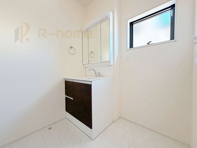 ひたちなか市稲田10期　新築戸建て　4号棟の洗面所|三面鏡の使いやすい洗面台です。忙しい朝も家族みんなで身支度可能なスペース。