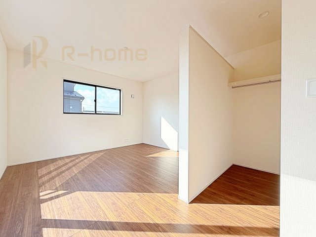 ひたちなか市稲田10期　新築戸建て　4号棟の洋室|収納便利なウォークインクローゼット付きの洋室♪
明るく風通しの良いお部屋です♪
