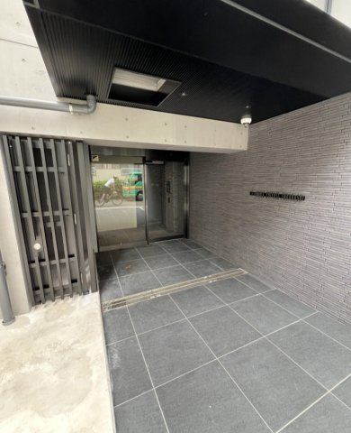 ルミーク千歳船橋のエントランス