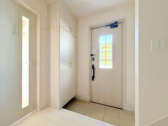 ひたちなか市稲田10期　新築戸建て　6号棟の玄関|気持ちよくご家族やゲストを送迎できる穏やかな雰囲気の玄関♪大きな下駄箱で玄関廻りスッキリ♪