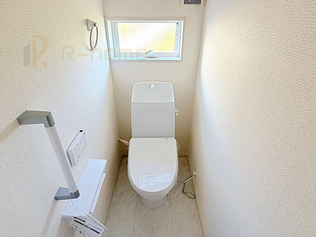 ひたちなか市稲田10期　新築戸建て　6号棟のトイレ|温水洗浄便座付きのトイレ。
トイレが２ヵ所設置で朝の忙しい時間でも安心です。