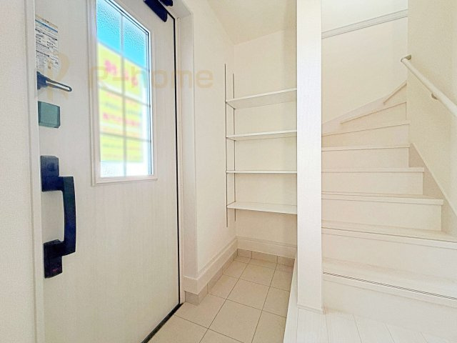 ひたちなか市稲田10期　新築戸建て　6号棟の玄関|玄関に整理しやすい可動棚！シューズボックスと合わせてたっぷり収納できます♪