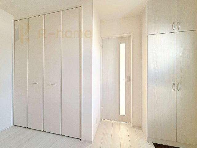 ひたちなか市稲田10期　新築戸建て　6号棟の収納|掃除機などの収納に便利なホール収納付き！