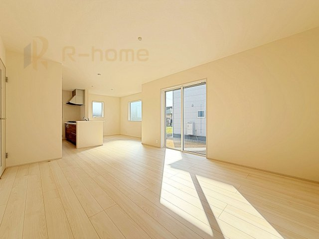 ひたちなか市稲田10期　新築戸建て　6号棟の居間・リビング|広々とした余裕のあるリビングです♪大きな窓からは自然光が届きます。