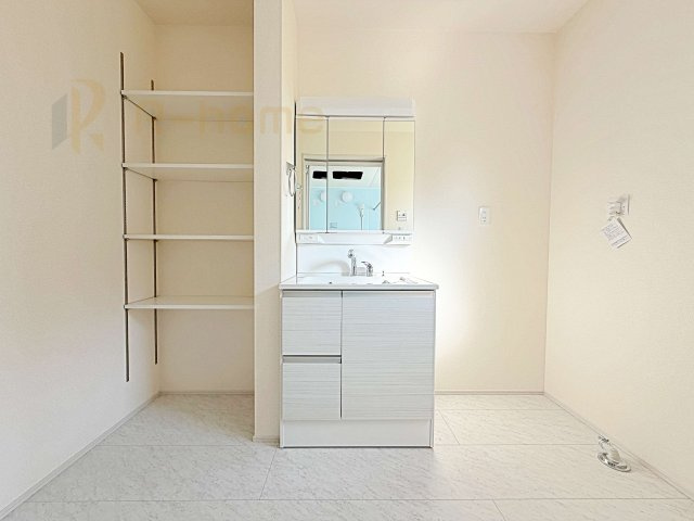 ひたちなか市稲田10期　新築戸建て　6号棟の洗面所|清潔感溢れる洗面台は嬉しい三面鏡付き。タオルや衣類の収納に便利な可動棚付き♪