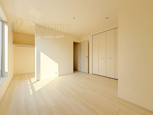 ひたちなか市稲田10期　新築戸建て　6号棟の洋室|収納便利なウォークインクローゼット付きの洋室♪
明るく風通しの良いお部屋です♪