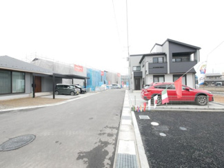 【前面道路含む現地写真】 | 建物北側　約2.3ｍ幅の通路あり