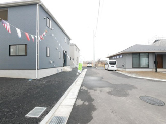 【前面道路含む現地写真】 | 建物東側より撮影