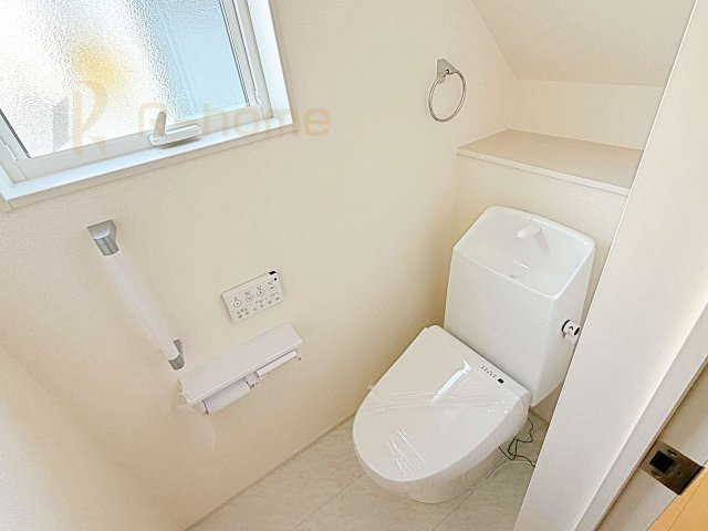 ひたちなか市稲田10期　新築戸建て　7号棟のトイレ|温水洗浄便座付きのトイレ。
トイレが２ヵ所設置で朝の忙しい時間でも安心です。