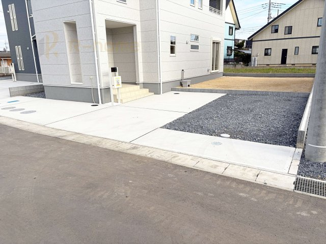 ひたちなか市稲田10期　新築戸建て　7号棟の駐車場|カースペースは3台完備。ゲスト用のスペースも確保できますね♪