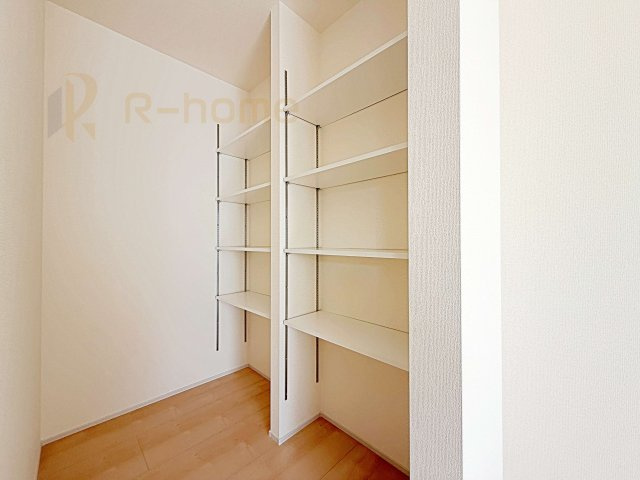 ひたちなか市稲田10期　新築戸建て　7号棟の収納|キッチンにはパントリーを設置！キッチン回りの整理整頓の悩みも解決♪