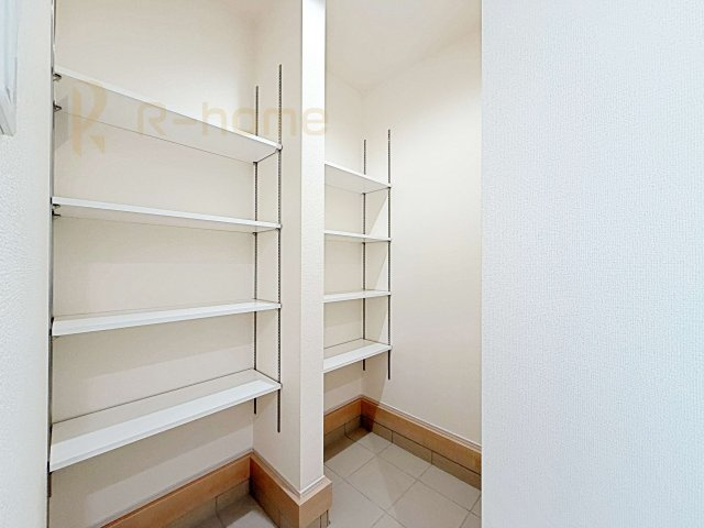 ひたちなか市稲田10期　新築戸建て　7号棟の玄関|たっぷり収納できるシューズクローク付き！玄関周りがスッキリ片付きます♪