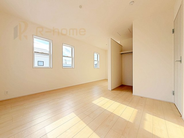 ひたちなか市稲田10期　新築戸建て　7号棟の洋室|収納便利なウォークインクローゼット付きの洋室♪
明るく風通しの良いお部屋です♪