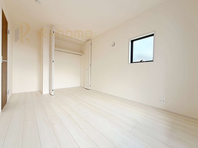 ひたちなか市稲田10期　新築戸建て　8号棟の洋室|どんな部屋家具も合わせやすいシンプルな洋室！
たっぷりの日差しと心地よい風が舞い込む住まい♪