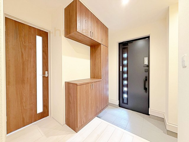 ひたちなか市稲田10期　新築戸建て　8号棟の玄関|玄関には便利なシューズクローゼットを設置。アウトドア用品やベビーカーなどの収納に役立ちますね♪