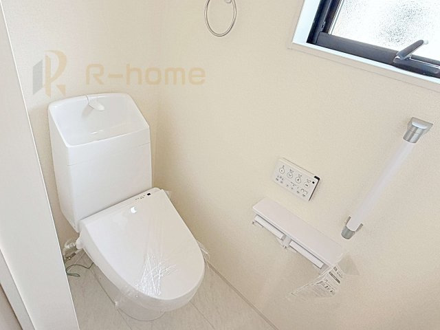 ひたちなか市稲田10期　新築戸建て　8号棟のトイレ|温水洗浄便座付きのトイレ。
トイレが２ヵ所設置で朝の忙しい時間でも安心です。