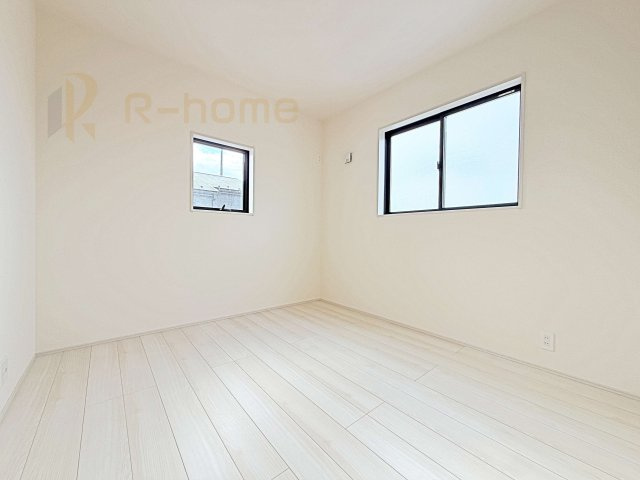 ひたちなか市稲田10期　新築戸建て　8号棟の洋室|2面窓の風通しの良い洋室です♪差し込む暖かな陽当たりで、室内がくつろげる空間に早変わりです♪