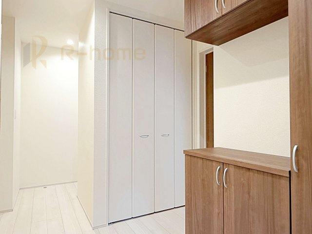 ひたちなか市稲田10期　新築戸建て　8号棟の収納|掃除用具などの収納に便利なホール収納！