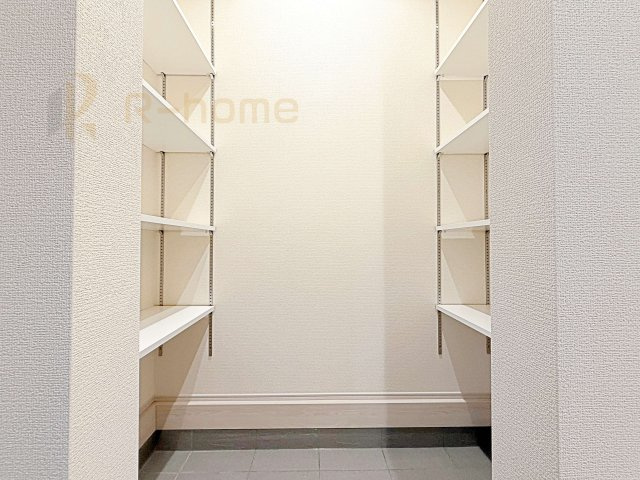 ひたちなか市稲田10期　新築戸建て　8号棟の玄関|たっぷり収納できるシューズクローゼット！整理しやすい可動棚付き♪