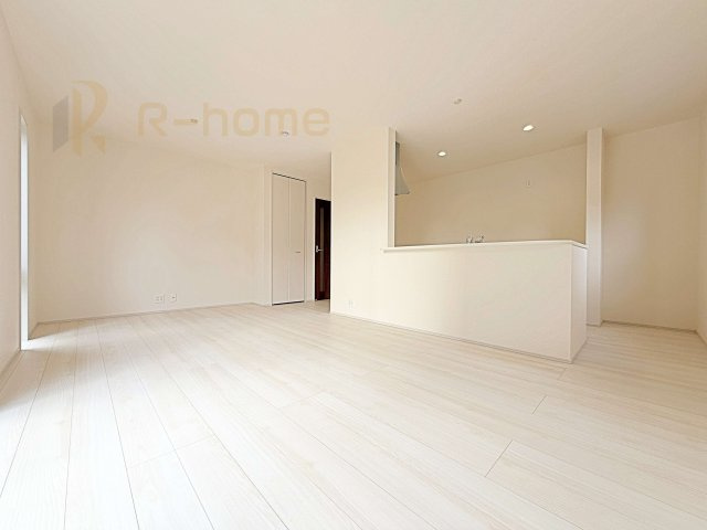 ひたちなか市稲田10期　新築戸建て　8号棟の居間・リビング|広くて明るいＬＤＫ♪ ゆったりくつろげるリビングスペースで、ご家族皆様の笑顔が溢れます。