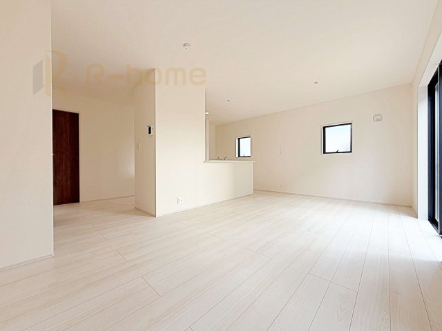 ひたちなか市稲田10期　新築戸建て　8号棟の居間・リビング|開放感のあるリビングには収納スペースもあり、ゆったりした空間を保てます♪