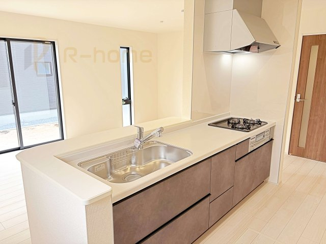 ひたちなか市稲田10期　新築戸建て　8号棟のキッチン|料理をしながら家族とコミュニケーションが取れる対面式システムキッチン。アイランド型で家事動線◎♪