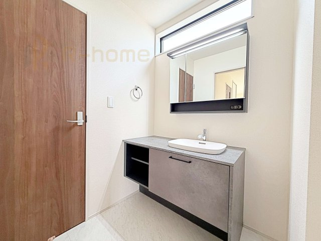 ひたちなか市稲田10期　新築戸建て　8号棟の洗面所|スタイリッシュでお洒落な洗面台！広々としたフラットカウンターで身支度ラクラク♪