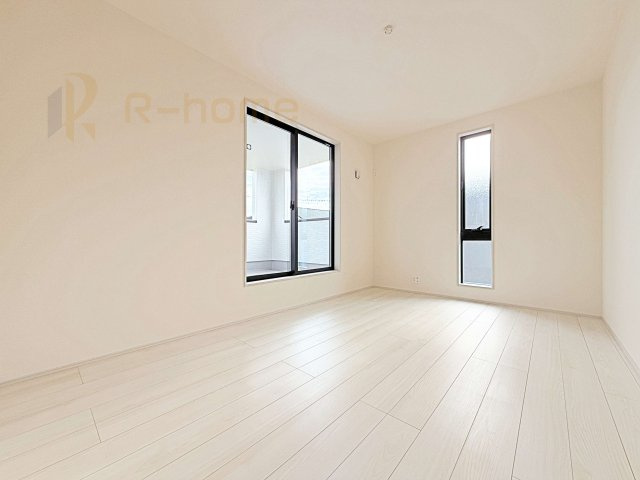 ひたちなか市稲田10期　新築戸建て　8号棟の洋室|収納便利なウォークインクローゼット付きの洋室♪
明るく風通しの良いお部屋です♪
