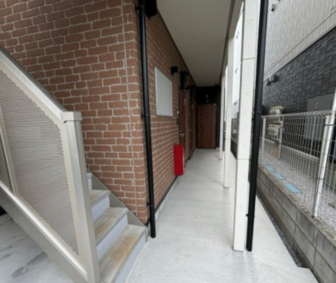 メゾン・ダルジャン西大宮のエントランス