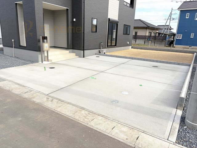 ひたちなか市稲田10期　新築戸建て　9号棟の駐車場|カースペースは3台完備。ゲスト用のスペースも確保できますね♪