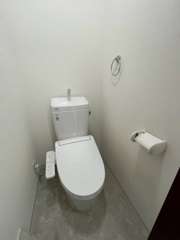 安倉南ガレージハウスのトイレ|落ち着いた色調のトイレです