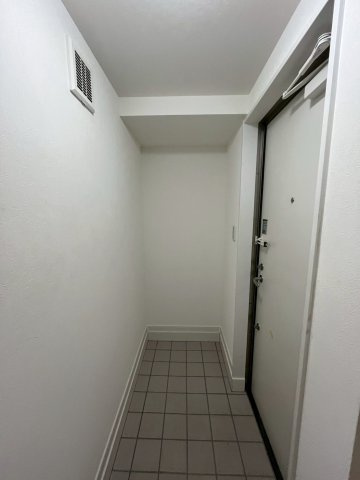 安倉南ガレージハウスの玄関|収納もある玄関です