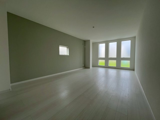 安倉南ガレージハウスの居間・リビング|こちらの居間で趣味の時間をお楽しみください