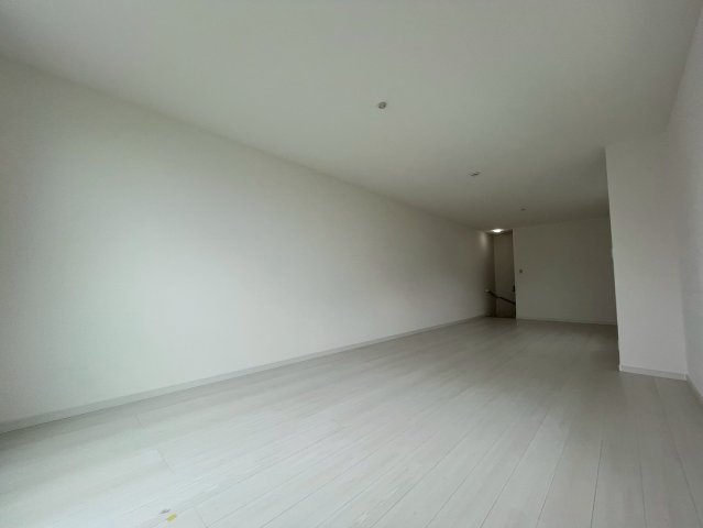 安倉南ガレージハウスの寝室|広くて明るい寝室