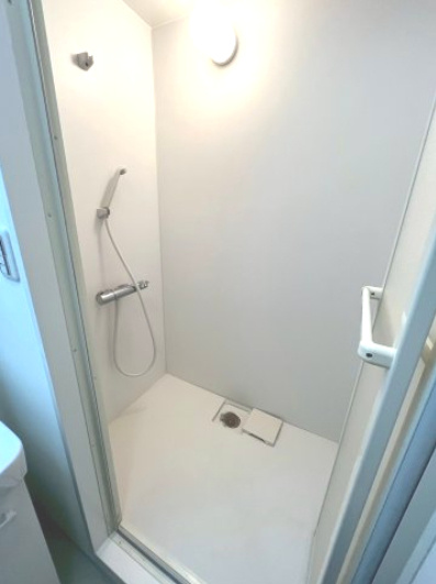 安倉南ガレージハウスのシャワールーム|シャワーを浴びることができます