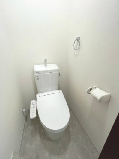 安倉南ガレージハウスのトイレ|落ち着いた色調のトイレです