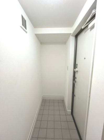 安倉南ガレージハウスの玄関|収納もある玄関です